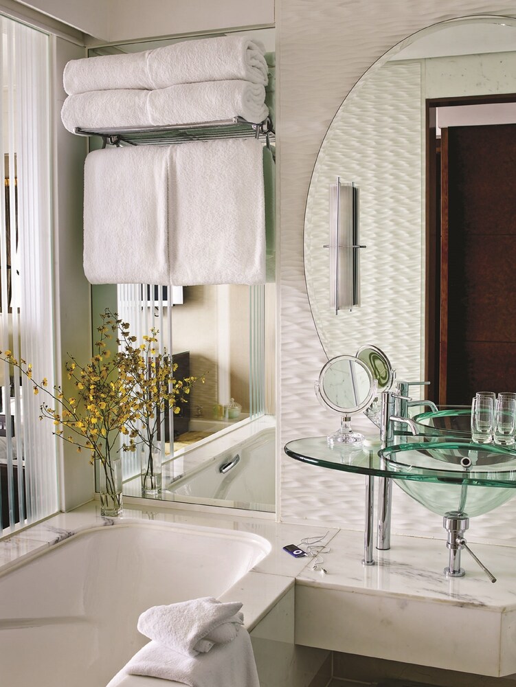 Deep Soaking Bathtub