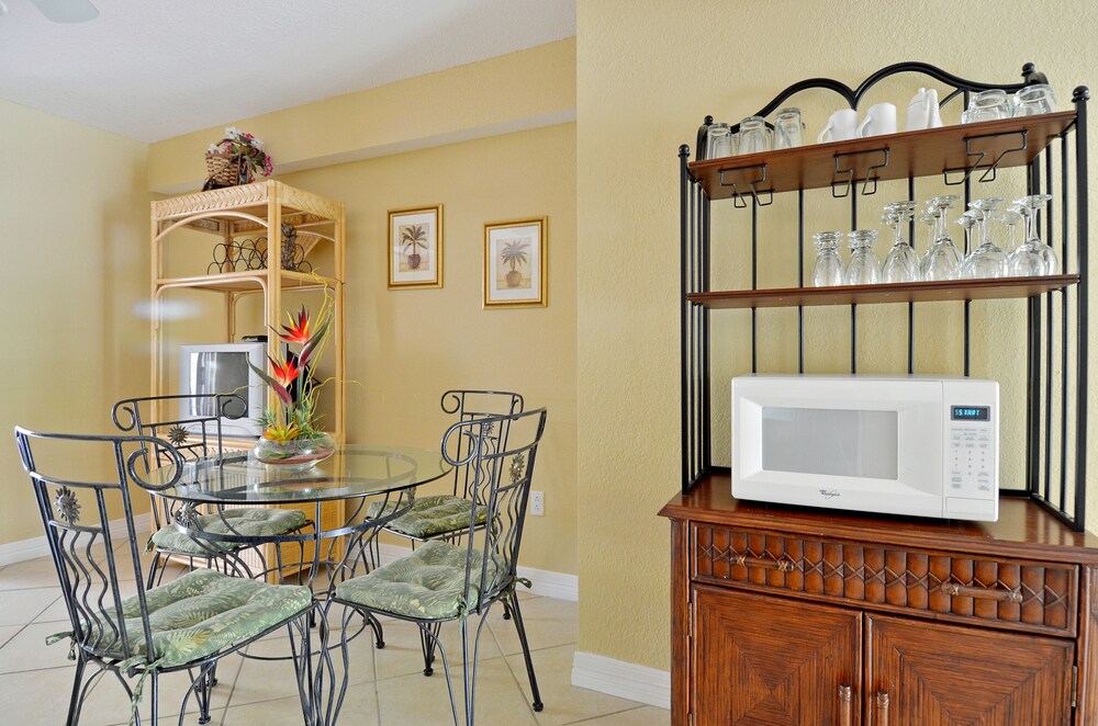 Suite, 1 Bedroom - Room Service - Dining