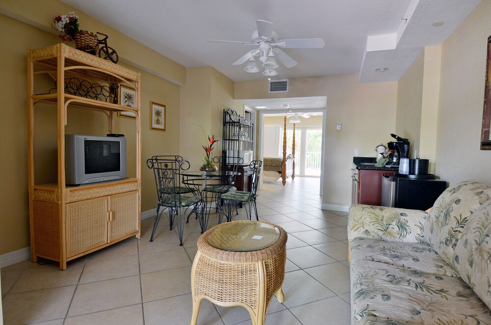 Suite, 1 Bedroom - Living Area