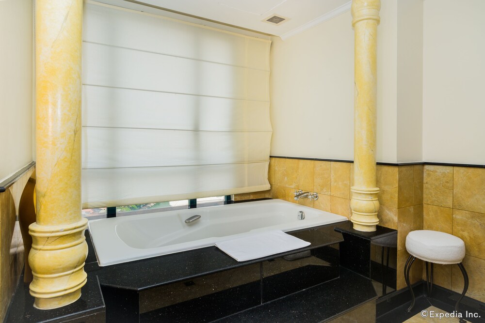Deep Soaking Bathtub