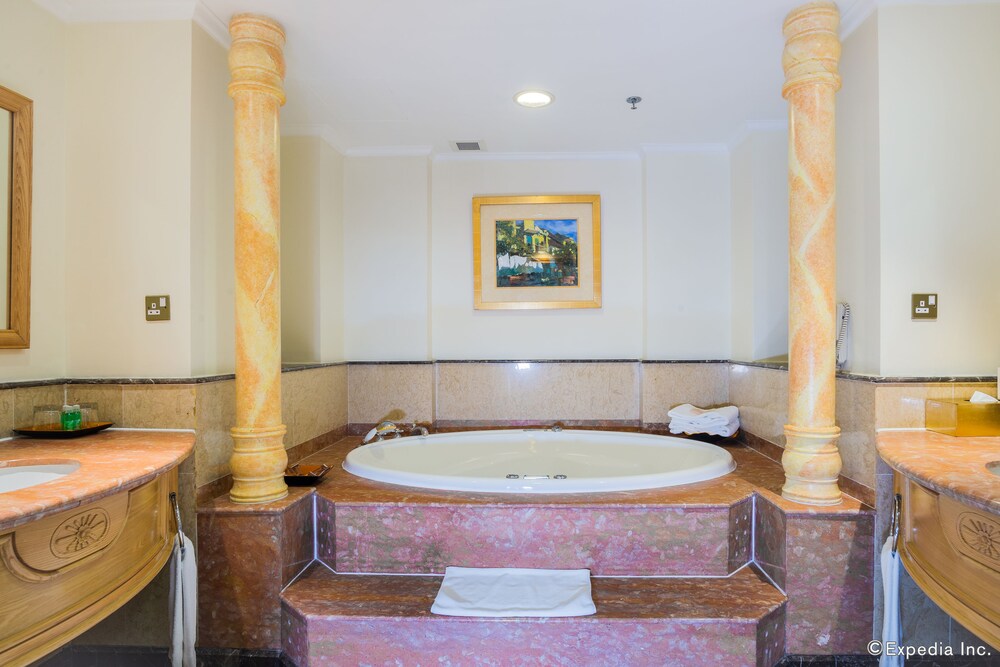 Deep Soaking Bathtub
