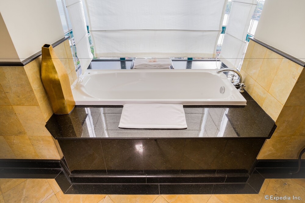 Deep Soaking Bathtub