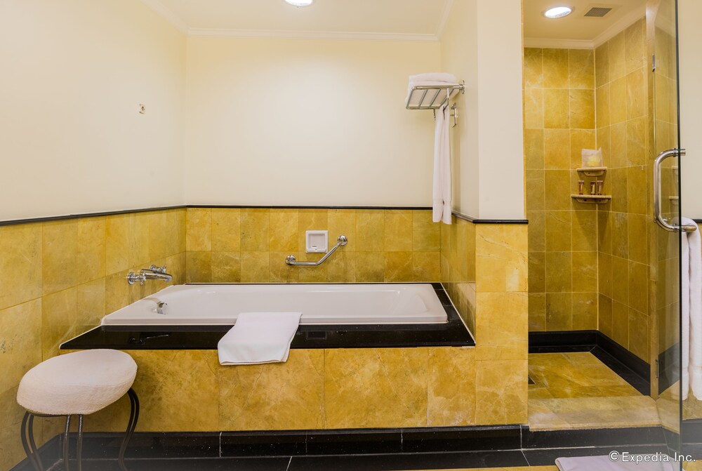Deep Soaking Bathtub