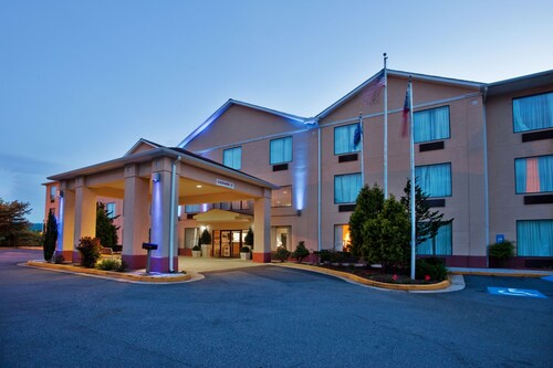 Holiday Inn Express & Suites Hiawassee