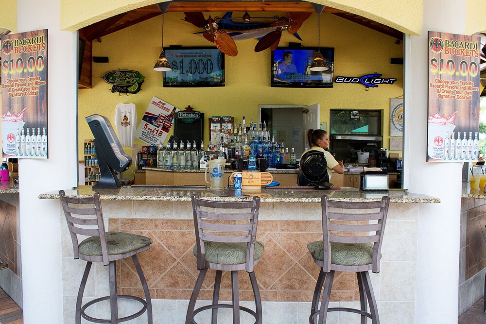 Poolside bar, Summer Bay Orlando by Exploria Resorts