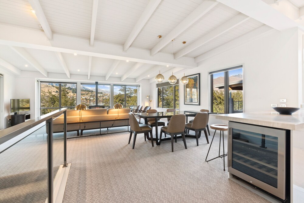 The Rees Residence - In-Room Dining