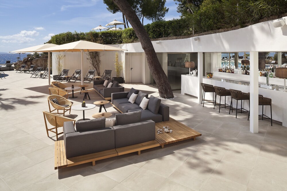 Poolside Bar
