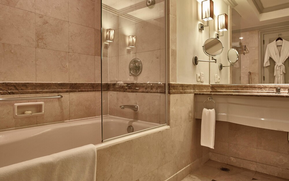 Deep Soaking Bathtub