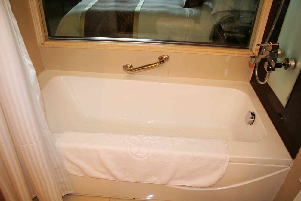Deep Soaking Bathtub