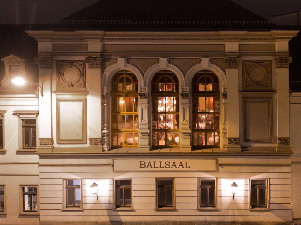 Hotelfassade am Abend/bei Nacht