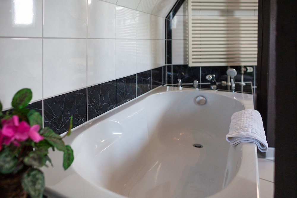 Deep Soaking Bathtub