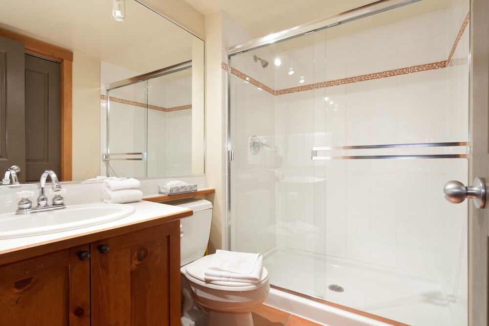 Standard Room, 2 Bedrooms - Bathroom