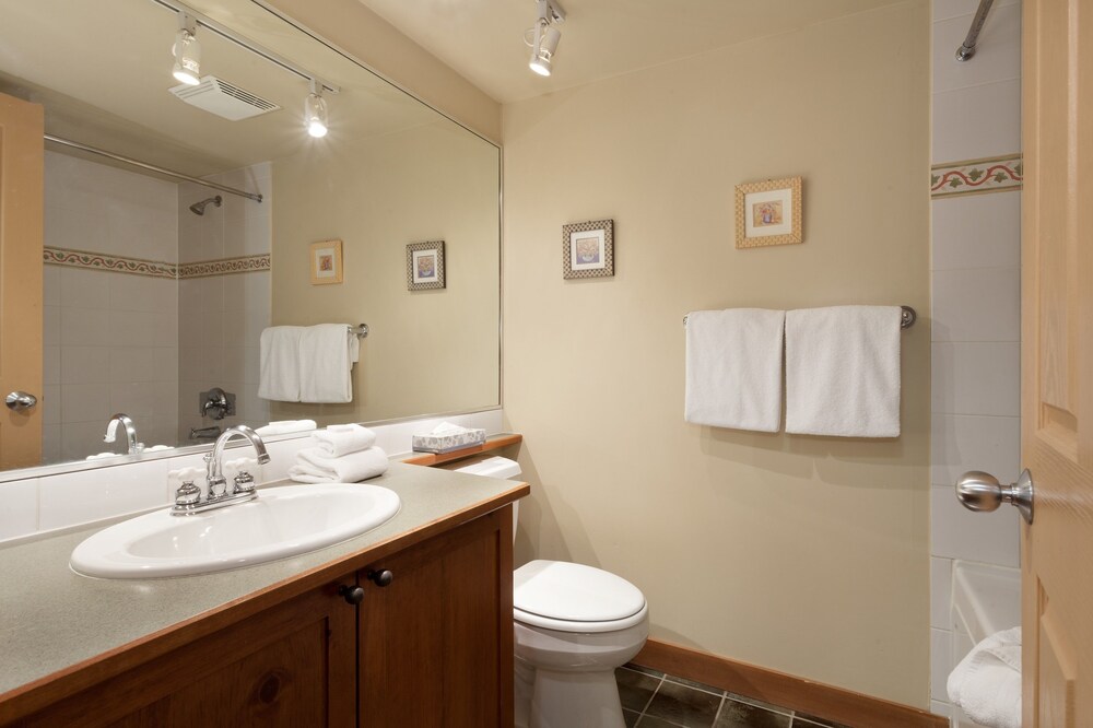 Studio - Bathroom