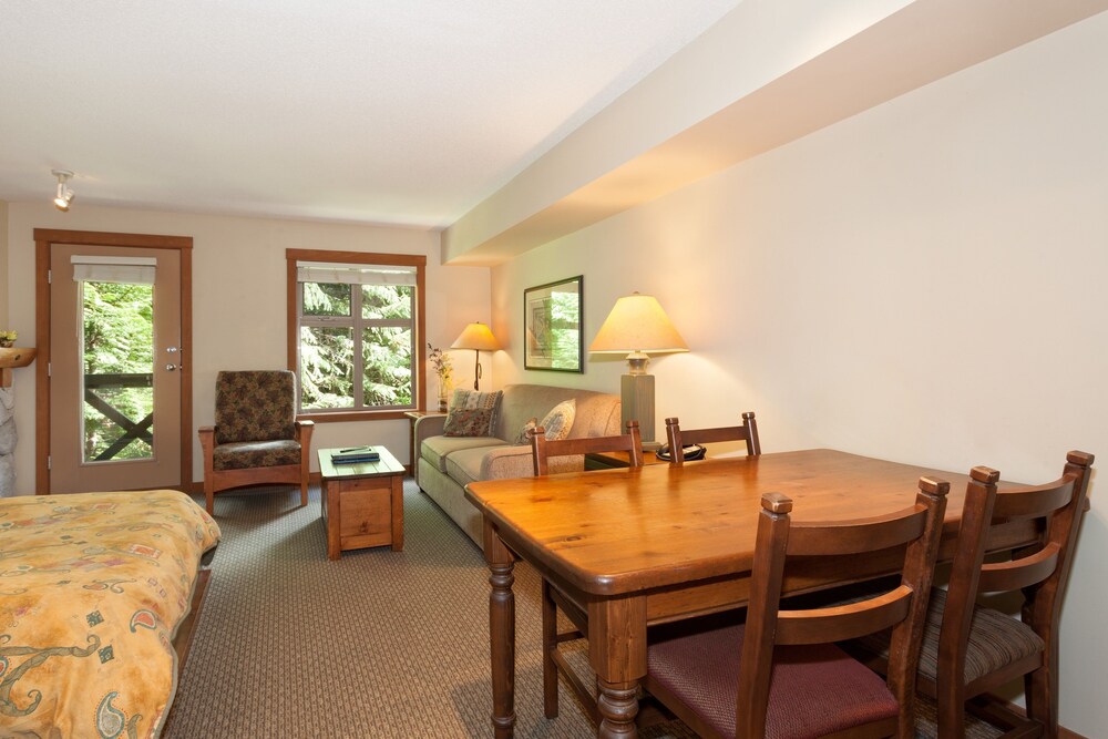Studio - In-Room Dining