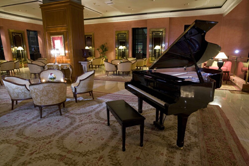 Hotel Lounge