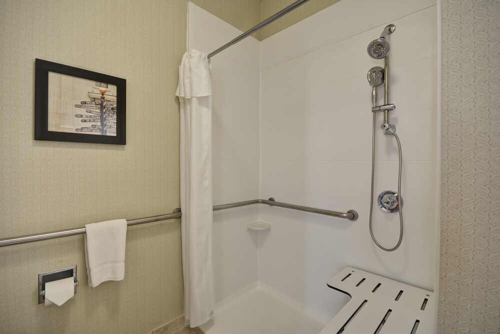 Suite, 1 King Bed, Accessible, Non Smoking - Bathroom