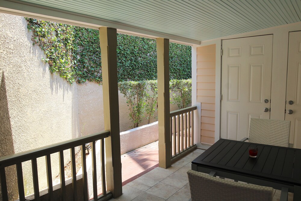 Premium Studio Condo - Terrace/Patio
