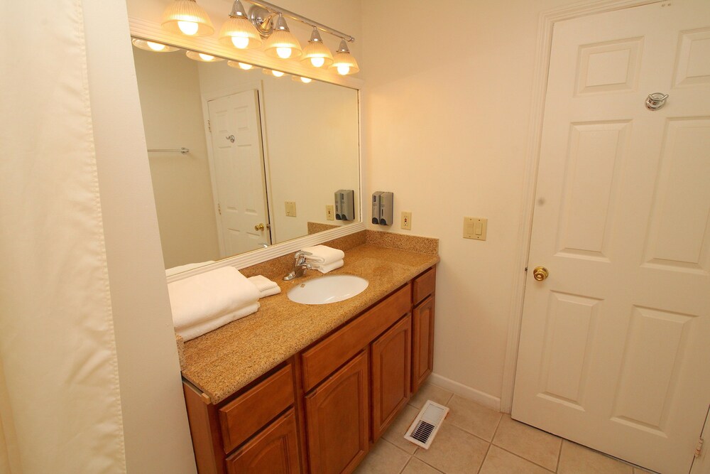 Premium Condo, 2 Bedrooms - Bathroom