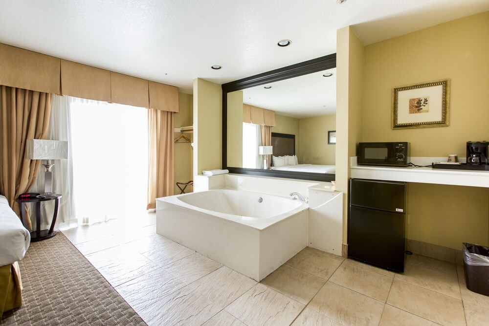 Deep Soaking Bathtub