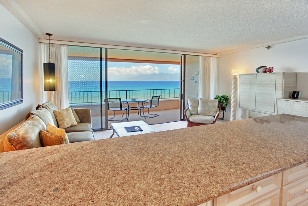 Standard Room, 1 Bedroom, Oceanfront - Living Area