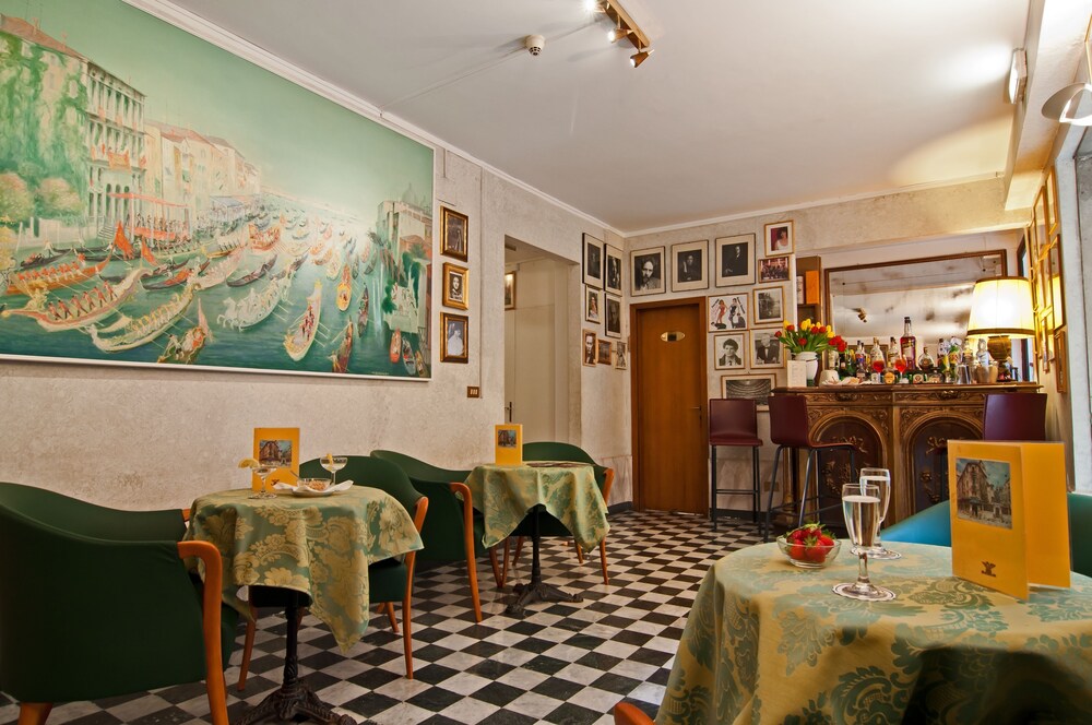 Hotel Bar