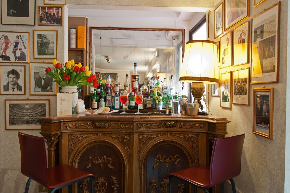 Hotel Bar