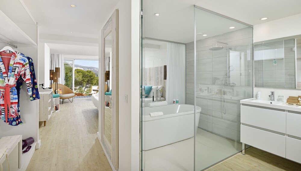 Deep Soaking Bathtub