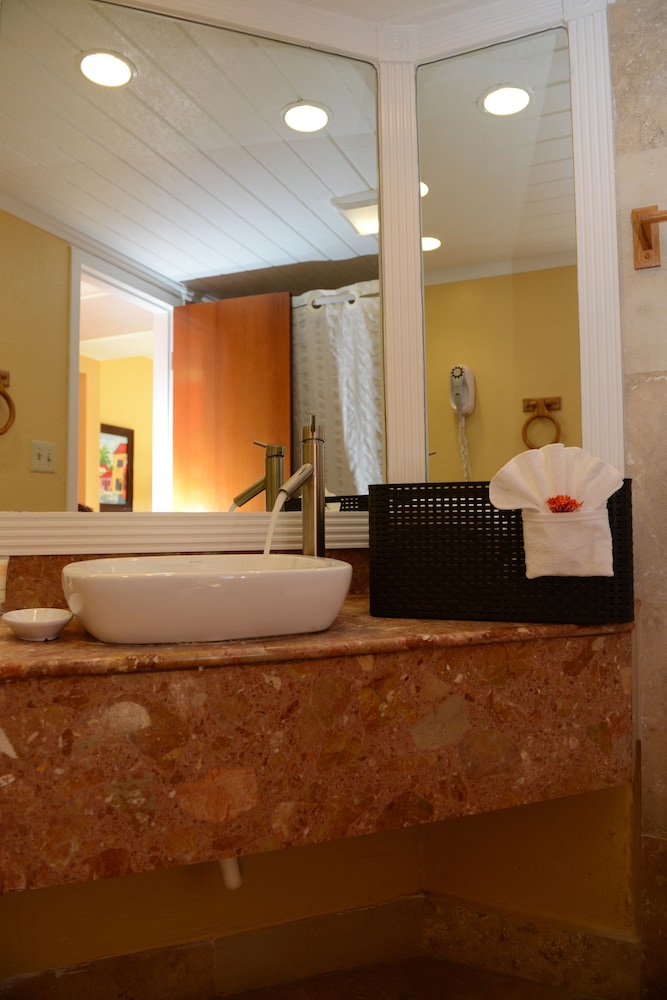 Bathroom, Emerald Beach Resort