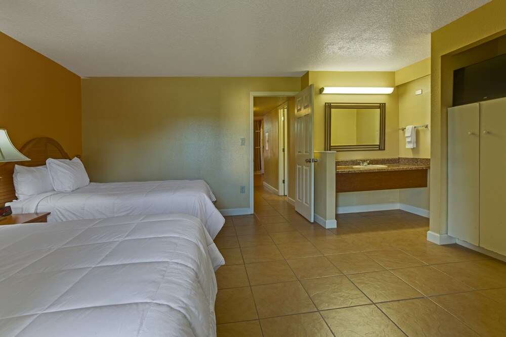 Superior Suite, 2 Double Beds and 1 Murphy Bed, Pool View - Guestroom