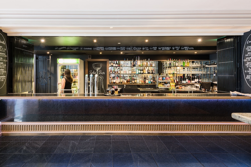 Hotel Bar