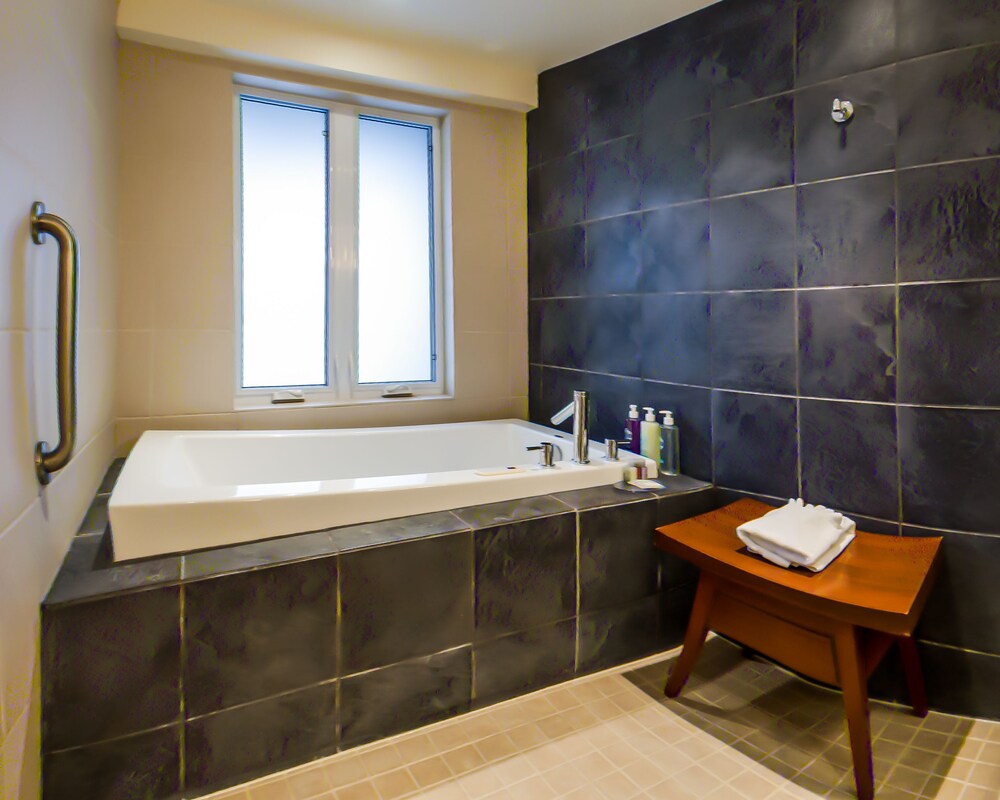 Deep Soaking Bathtub