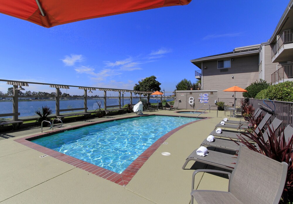 Pool, Executive Inn & Suites Embarcadero Cove