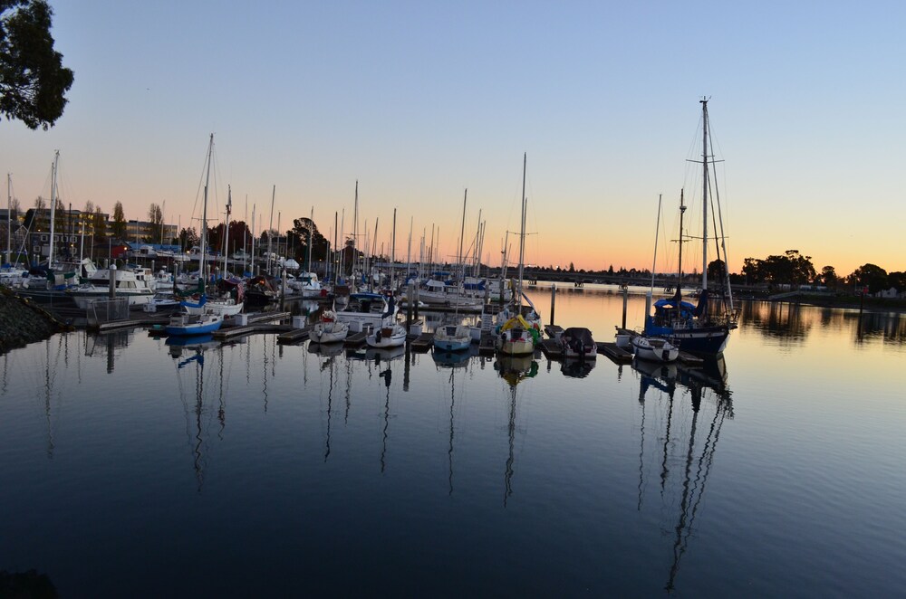 Marina, Executive Inn & Suites Embarcadero Cove