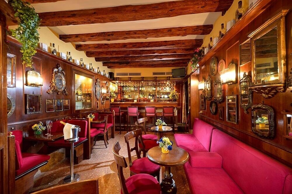 Hotel Bar