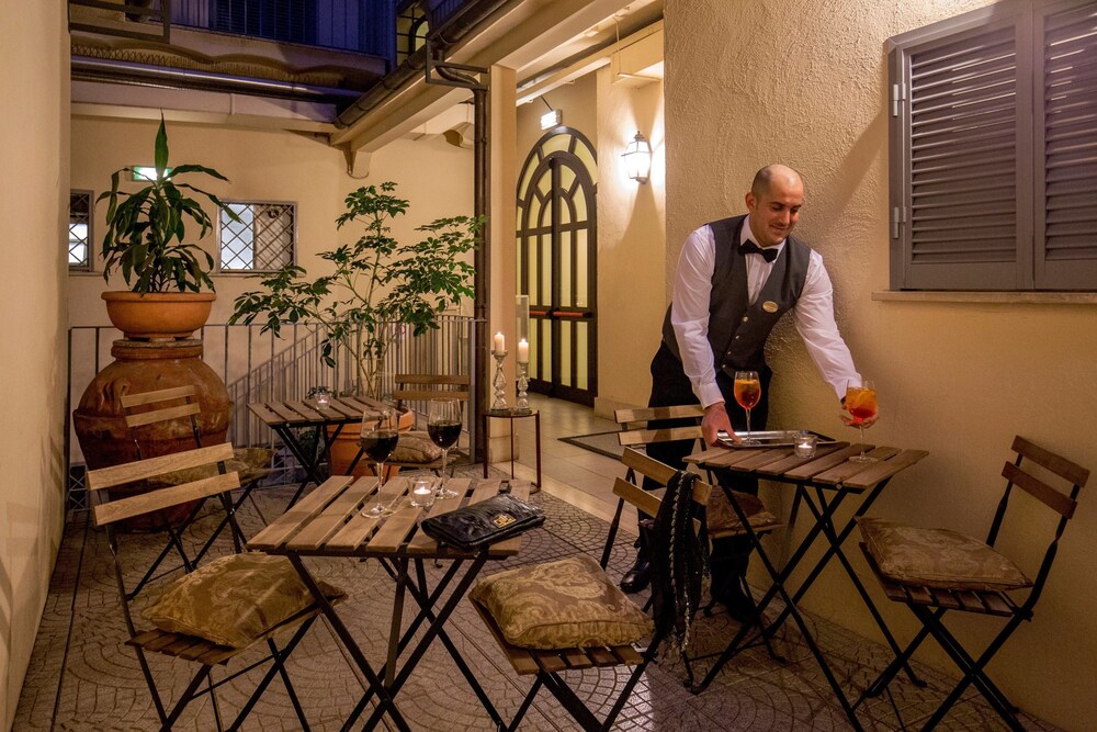 Hotel Bar