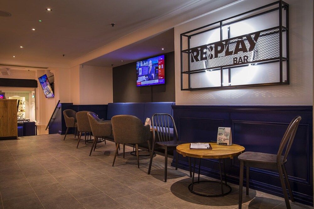 Hotel Bar
