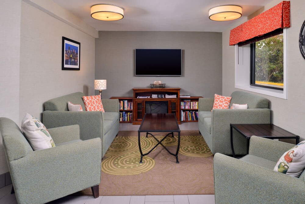 Lobby sitting area, Quality Inn University Center