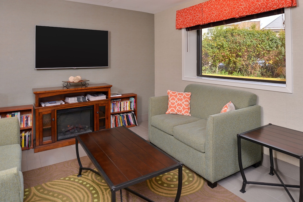 Lobby sitting area, Quality Inn University Center