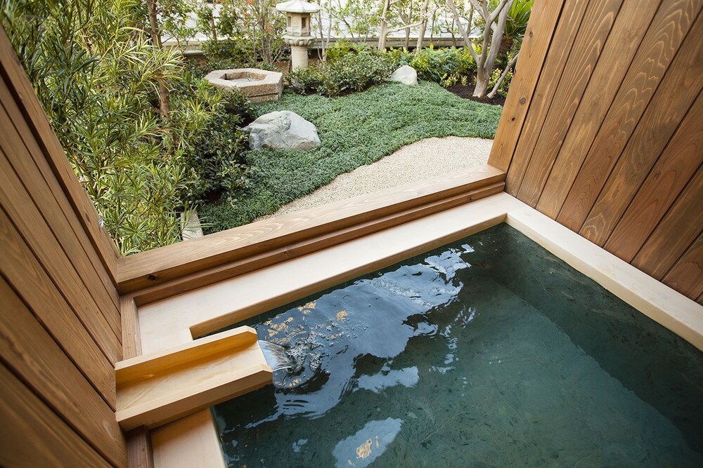 Deep Soaking Bathtub