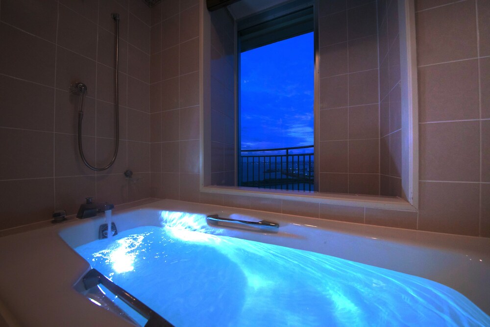 Deep Soaking Bathtub