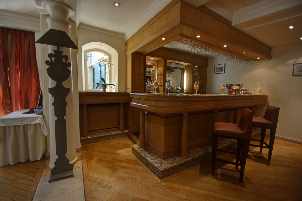 Hotel Bar