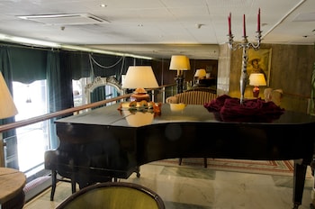 Hotel Lounge