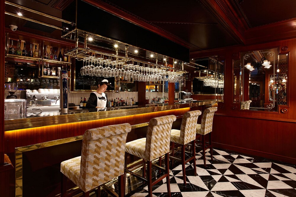 Hotel Bar