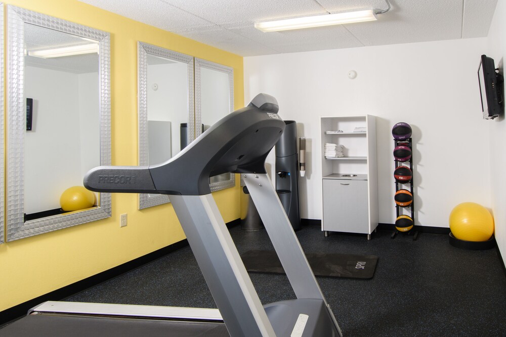 Fitness facility, Days Inn by Wyndham Pittsburgh-Harmarville