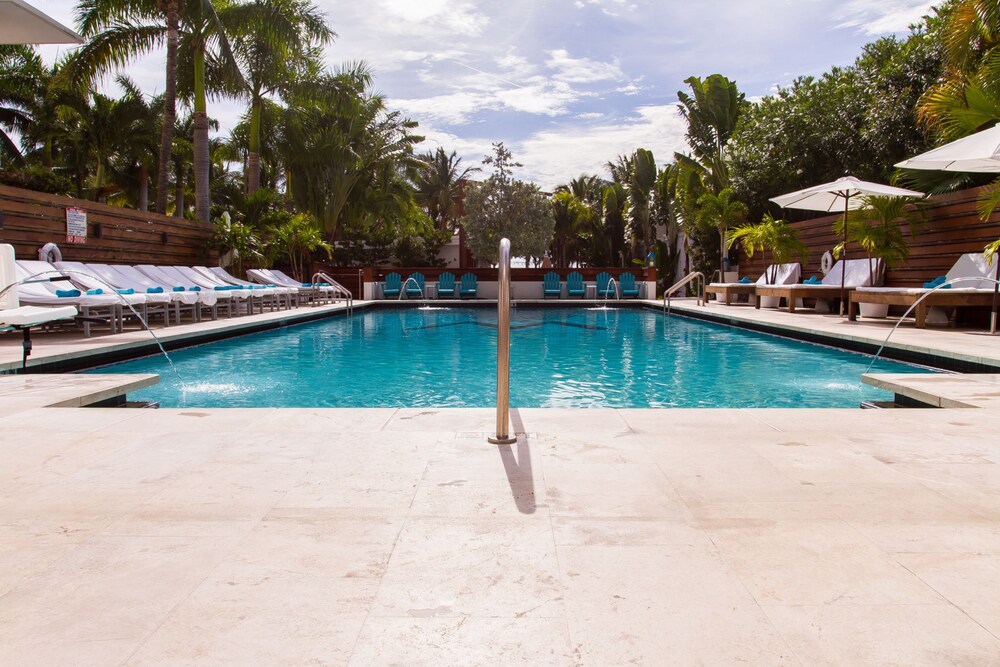 Pool, Marseilles Beachfront Hotel