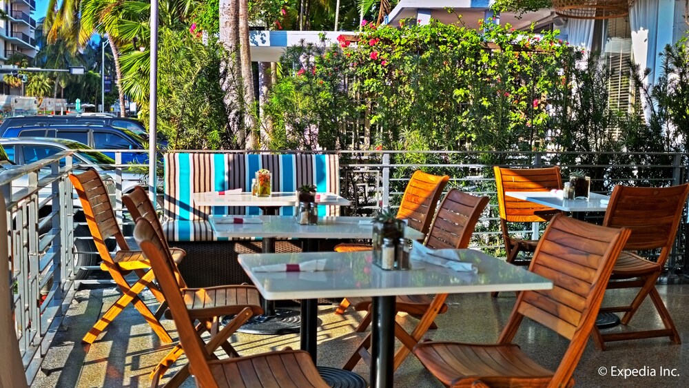 Breakfast area, Marseilles Beachfront Hotel