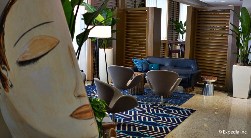 Lobby sitting area, Marseilles Beachfront Hotel