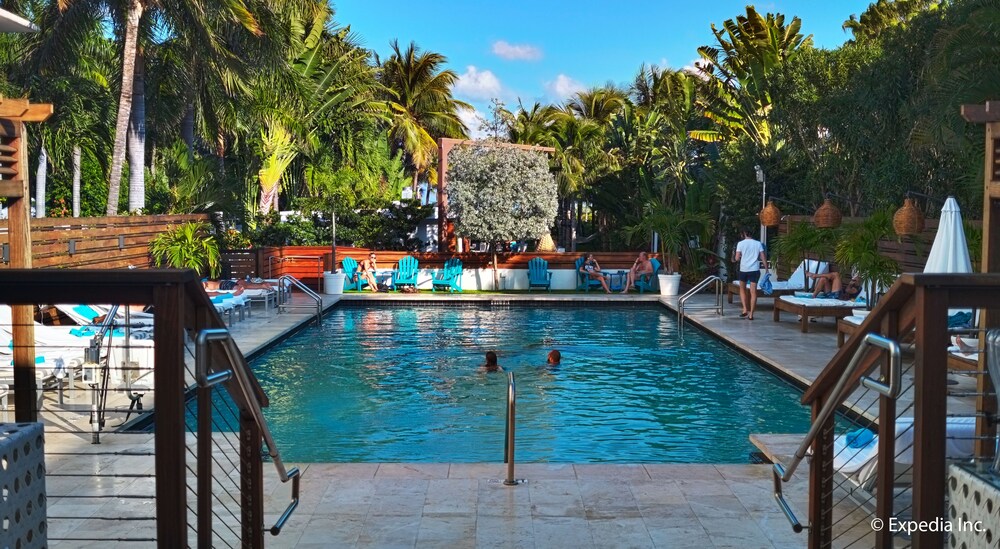 Outdoor pool, Marseilles Beachfront Hotel