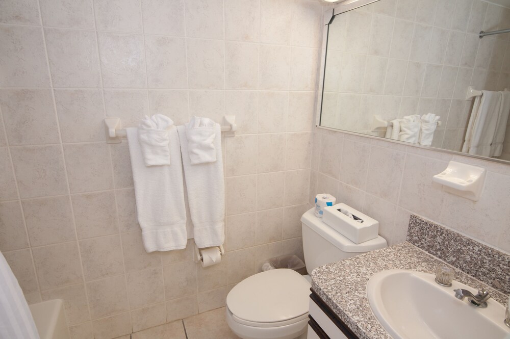 Bathroom, Beachcomber Resort & Club