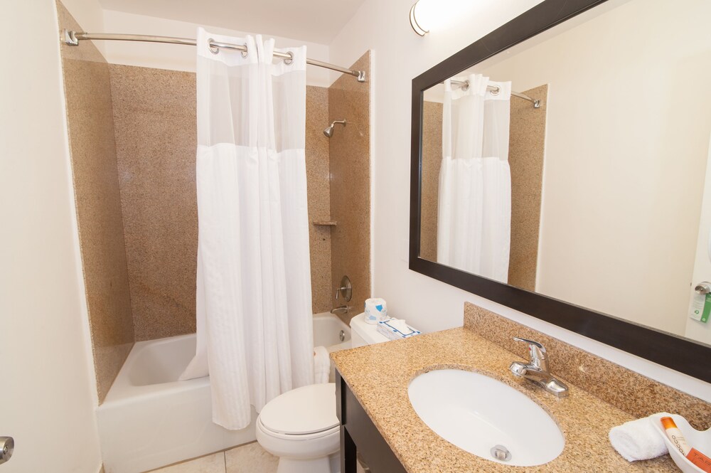 Bathroom, Beachcomber Resort & Club